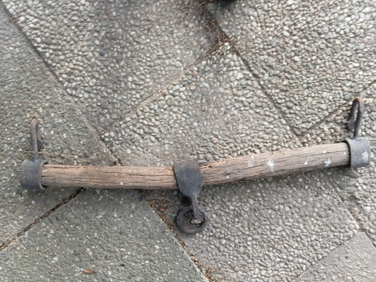 Antieke houten juk voor trekdieren, Ophalen
