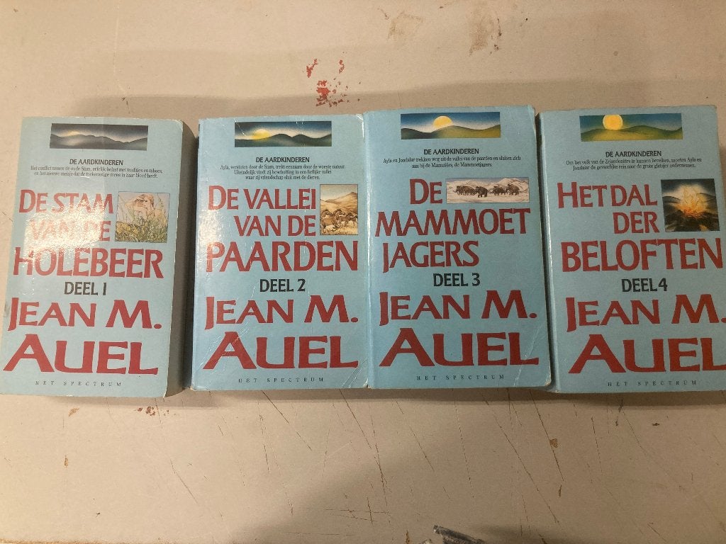 T.K. De aardkinderen deel 1 t/m 4, Ophalen of Verzenden, Gelezen, Jean M. Auel