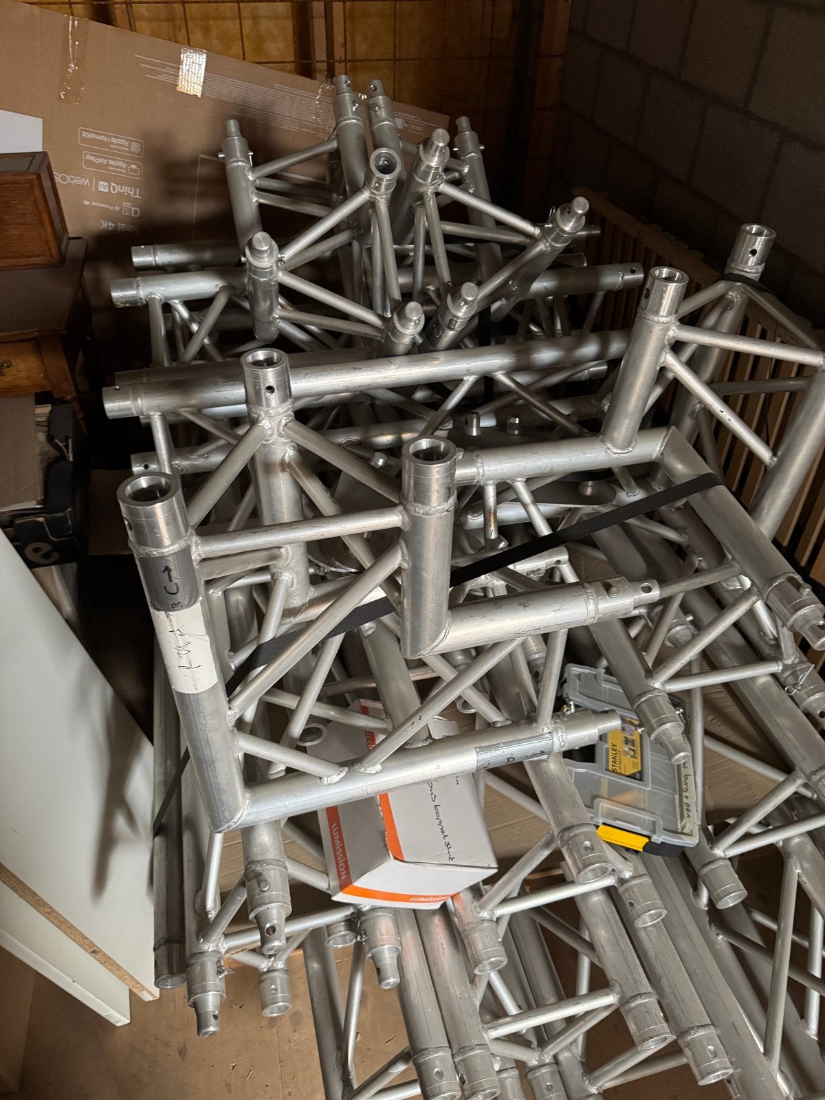 Diverse aluminium truss delen en grondplaten, Ophalen