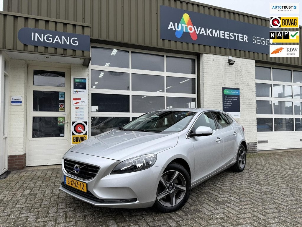 Volvo V40 1.6 T3 Momentum|Goed onderhouden|Trekhaak|, Auto's, Volvo, Gebruikt, Zwart, 4 cilinders, 150 pk