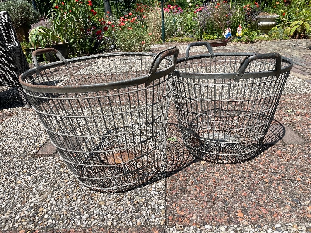 Twee ijzeren ronde manden, Ophalen
