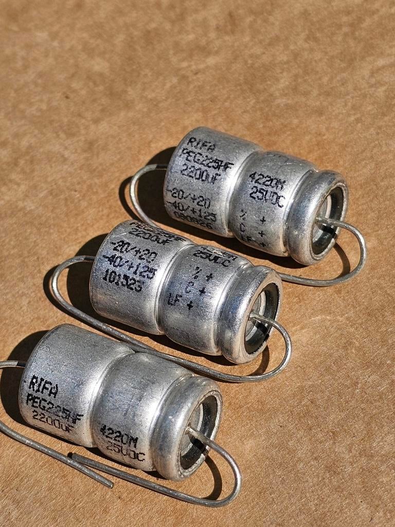 2200uF 25V rifa long life, Ophalen of Verzenden, Zo goed als nieuw