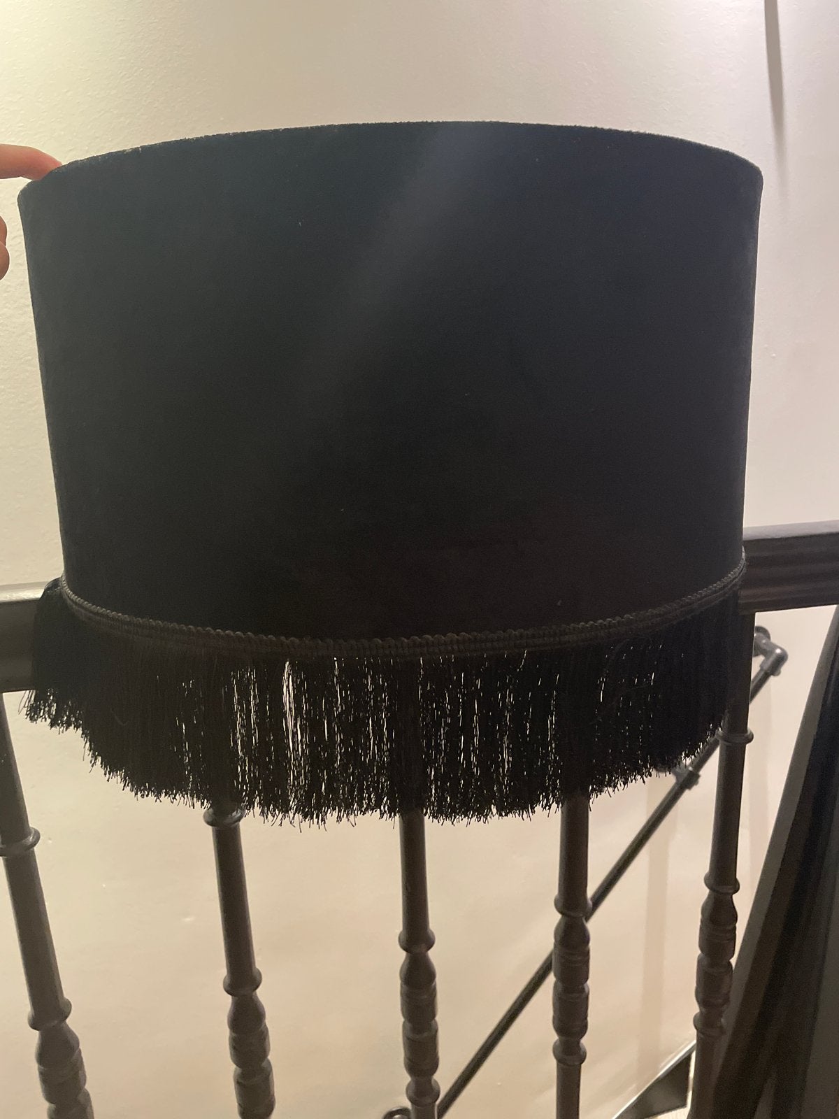 Zwarte lampenkap met franjes - GoRound Interieur, Huis en Inrichting, Ophalen, Gebruikt, Zwart, Rond