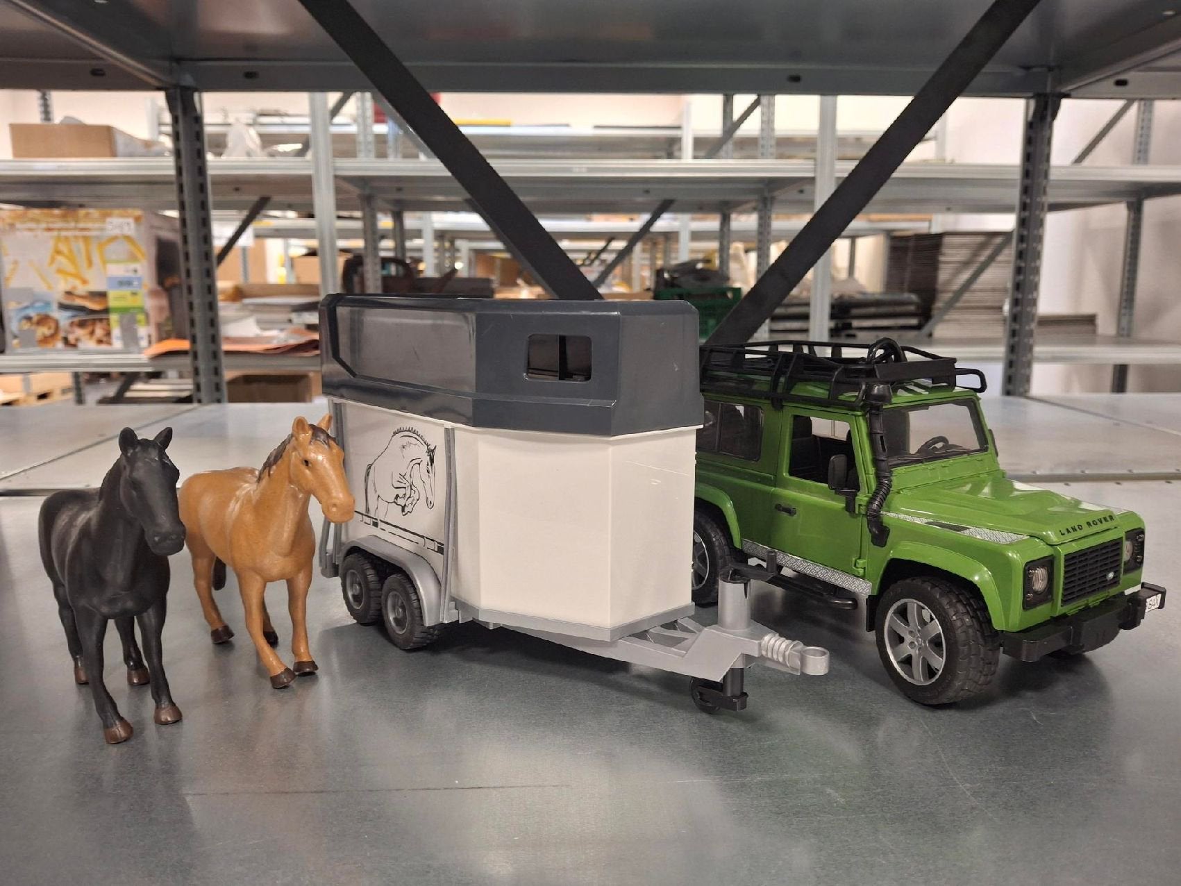 Bruder Land Rover Defender met paardentrailer en paarden, Kinderen en Baby's, Ophalen of Verzenden, Zo goed als nieuw