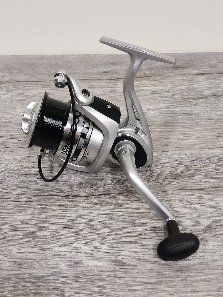 NIEUW Intruder 6000 Feedermolen Zilver 6-Lagers Alu Spoel, Watersport en Boten, Hengelsport | Witvissen, Ophalen of Verzenden