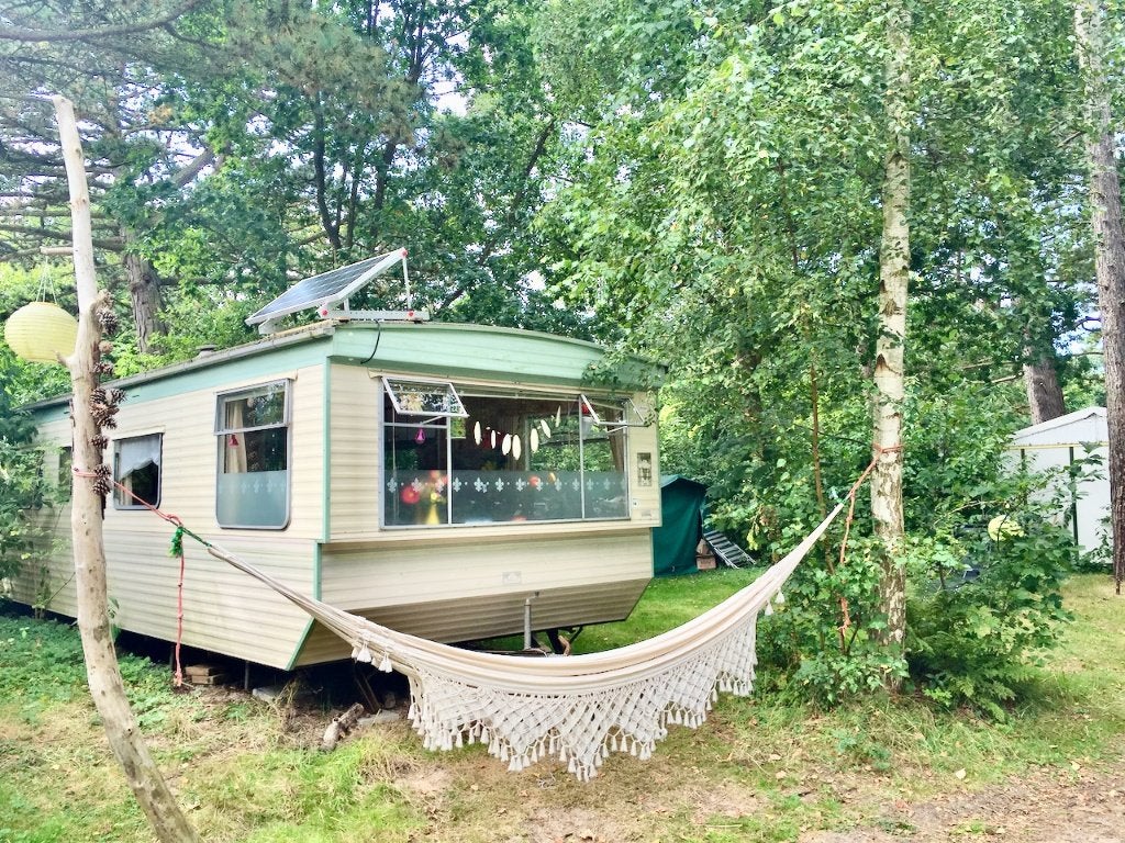 Camping Bakkum: leuke caravan te huur in het Dennenbos