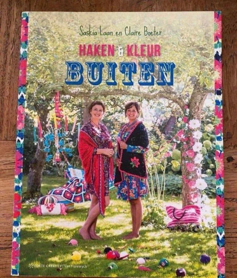Haakboek 'Haken & Kleur Buiten' van Claire en Saskia., Ophalen of Verzenden, Zo goed als nieuw, Haken, Patroon of Boek