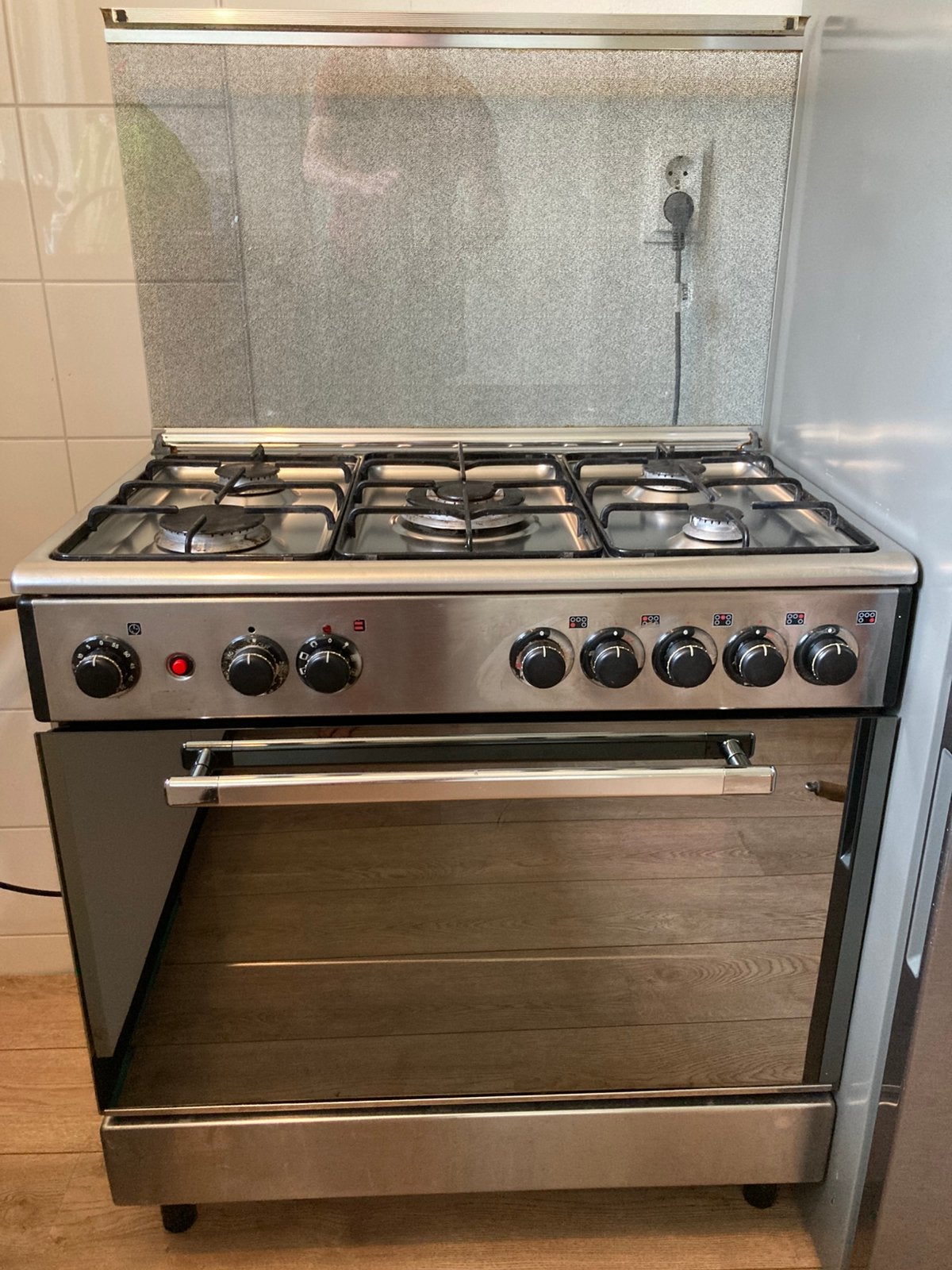 Degelijk 5-pits Bestron Gasfornuis met paar mankementjes., Witgoed en Apparatuur, Fornuizen, Ophalen, Gebruikt, Warmhoudplaat