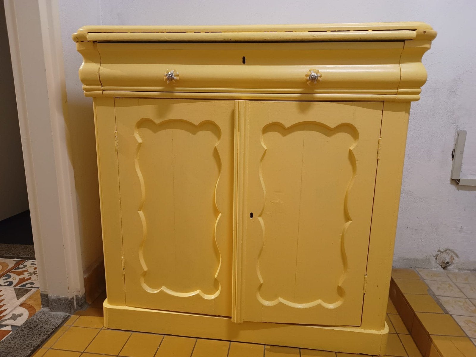 Brocante geel houten kastje met lade, Ophalen, Gebruikt, 25 tot 50 cm, 50 tot 100 cm