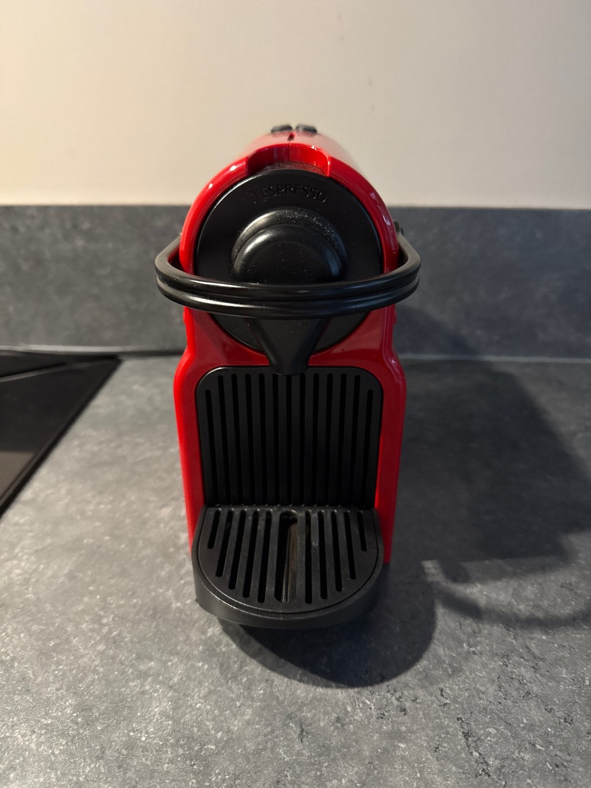 Nespresso Krups Essenza Mini - Rood, Witgoed en Apparatuur, Koffiepads en cups, Espresso apparaat, Ophalen of Verzenden, Zo goed als nieuw