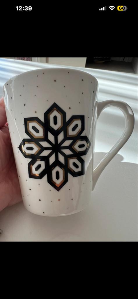 Mok met gouden en zwarte sneeuwvlok design, Keramiek, Ophalen of Verzenden, Zo goed als nieuw, Overige stijlen