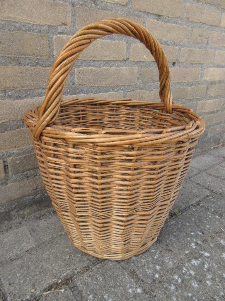 Ronde rieten mand met hengsel, Huis en Inrichting, Woonaccessoires | Schalen en Manden, Ophalen of Verzenden, Gebruikt, Rond, Riet