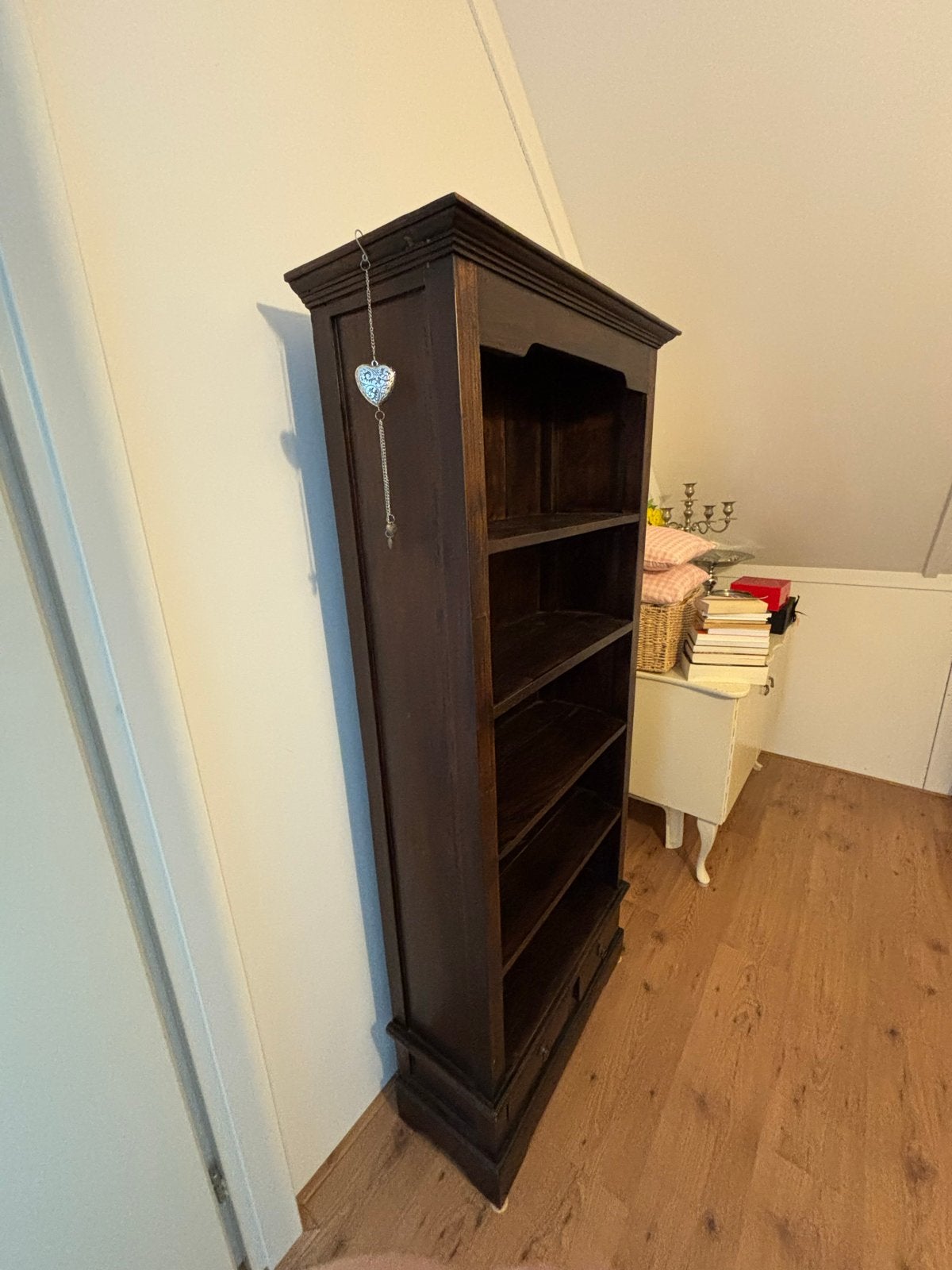 Boekenkast met twee lades