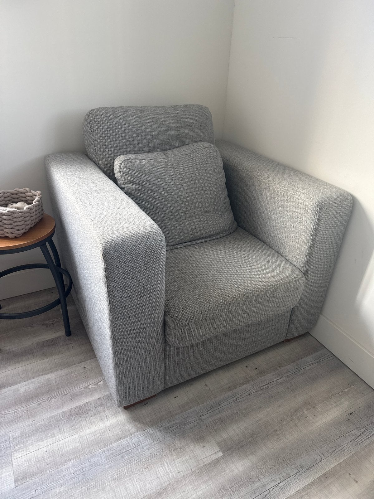 Comfortabele grijze fauteuil, Ophalen, Zo goed als nieuw, Stof, 75 tot 100 cm