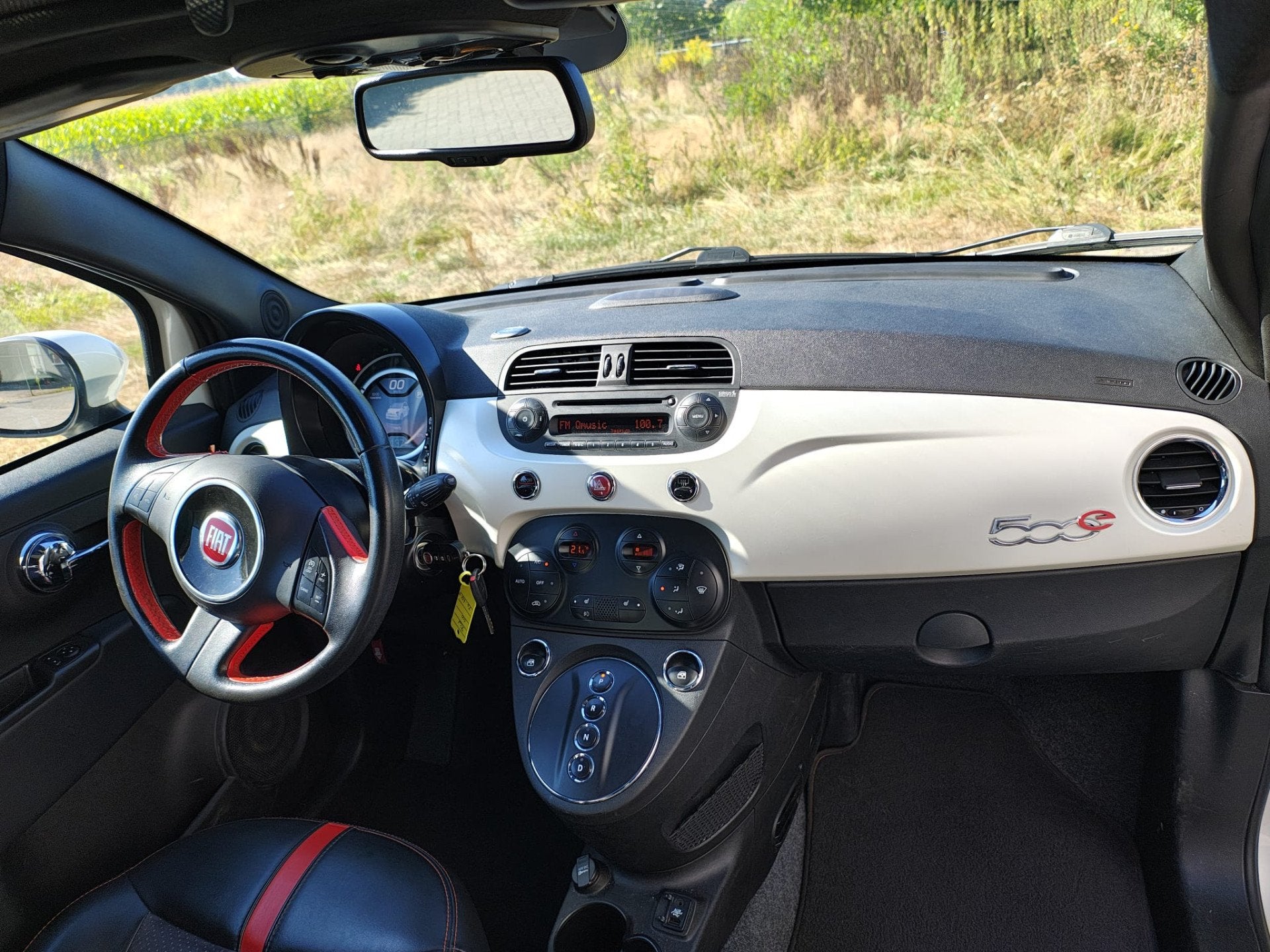Fiat 500 E 24kWh 113PK AUT. Leer Schuif-/Kanteldak Ecc Stoel, Auto's, Fiat, Gebruikt, Zwart, Wit, Te koop