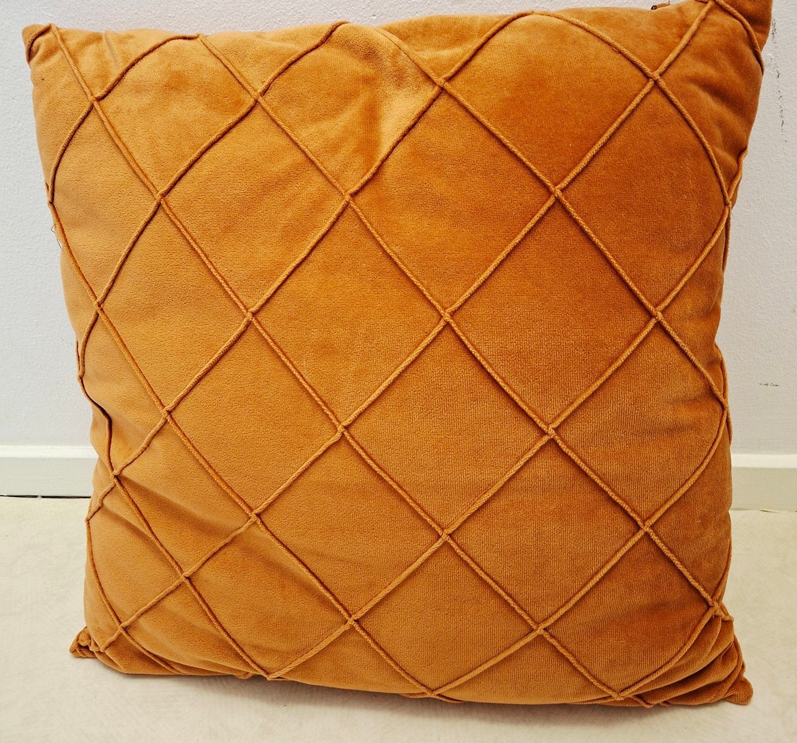 Velvet sierkussen oranje/oker met ruitpatroon, Met print, Vierkant, Oranje, Ophalen of Verzenden