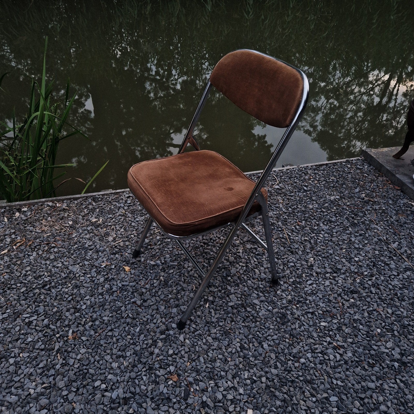 Vintage metalen klapstoel met corduroy bekleding, Gebruikt, Bruin, Ophalen of Verzenden, Stof