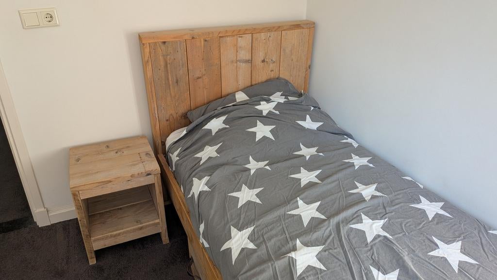 Eenpersoons bed met nachtkastje en 2 onderladen, Ophalen, Gebruikt, 90 cm, Eenpersoons