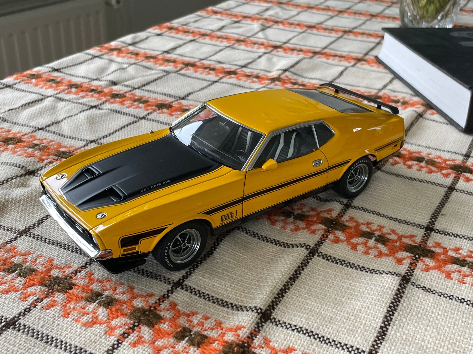 Autoart Ford Mustang Mach 1 1971 - Geel - 1:18, Ophalen, Zo goed als nieuw, Auto, Autoart