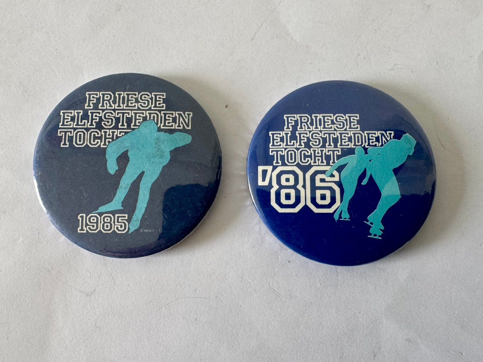 Gezocht: Blauwe Button Friese Elfstedentocht ‘87, Ophalen of Verzenden, Sport, Button