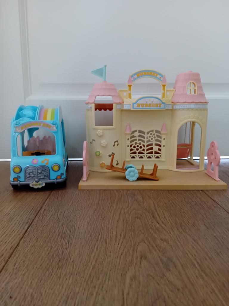 Sylvanian families kinderdagverblijf en schoolbus, Kinderen en Baby's, Speelgoed | Poppenhuizen, Ophalen of Verzenden, Toebehoren
