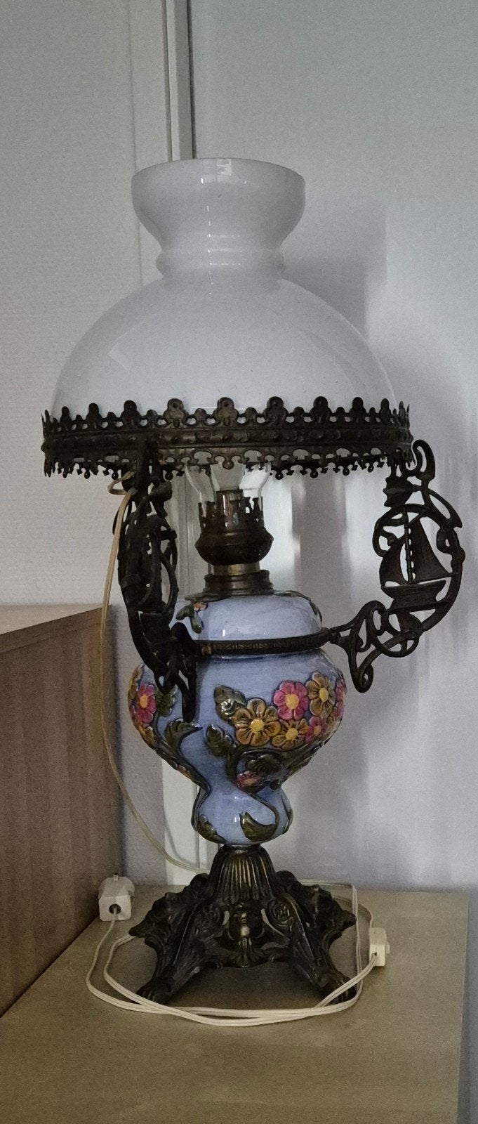 Antieke olielamp met bloemmotief en scheepsdetails, Ophalen