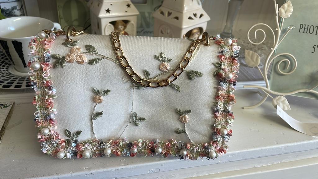 Schoudertasje geborduurd met parels, Sieraden, Tassen en Uiterlijk, Tassen | Damestassen, Ophalen of Verzenden, Zo goed als nieuw