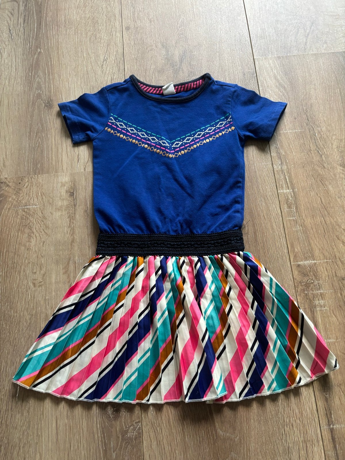 Mooi jurkje maat 110 met kleurrijke plooirok, Kinderen en Baby's, Kinderkleding | Maat 122, Ophalen of Verzenden, Zo goed als nieuw