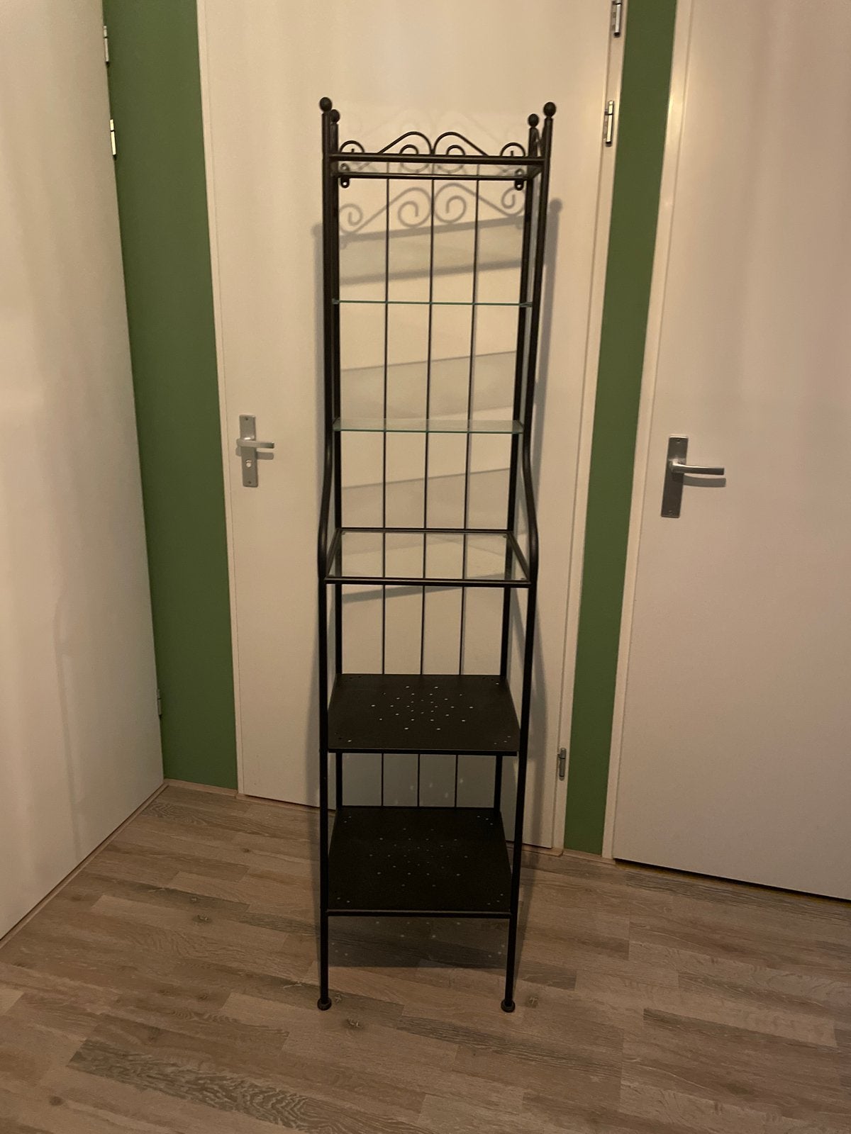 Zwart metalen rek met glazen en geperforeerde planken, Ophalen, Zo goed als nieuw
