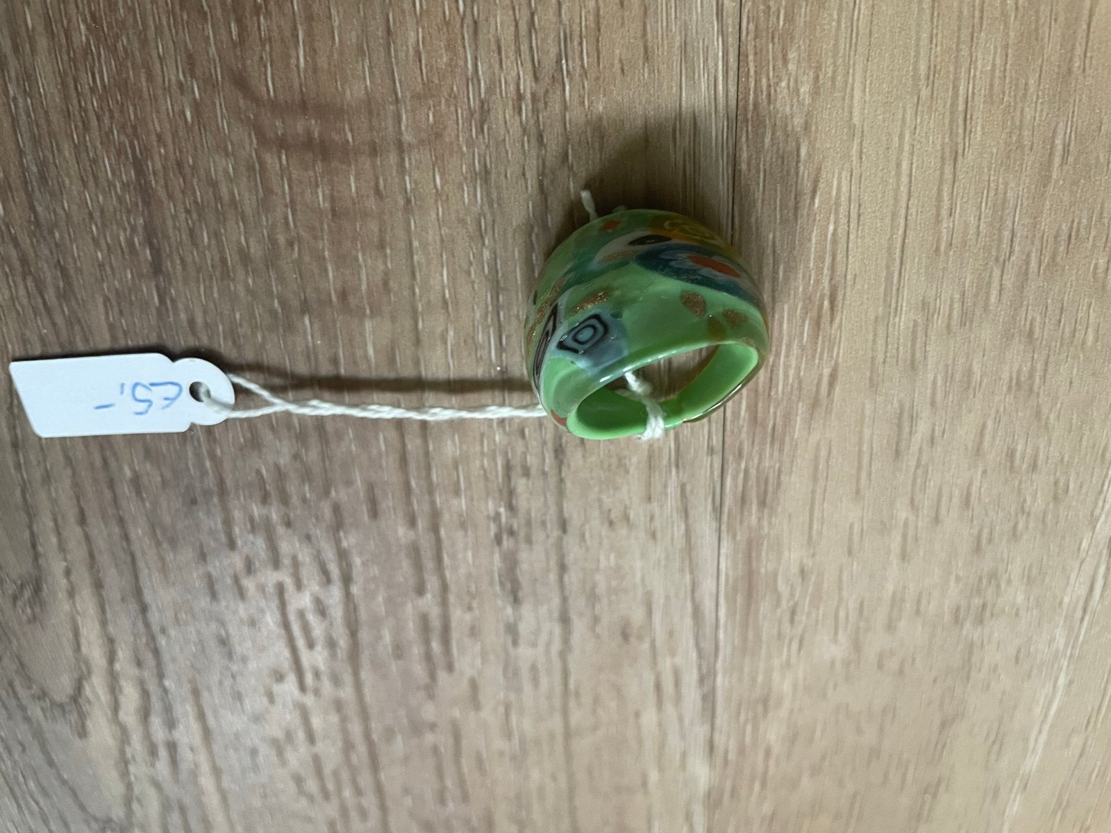 Groene glazen ring met kleurrijk patroon, Sieraden, Tassen en Uiterlijk, Ringen, Overige materialen, Gebruikt, Ophalen of Verzenden