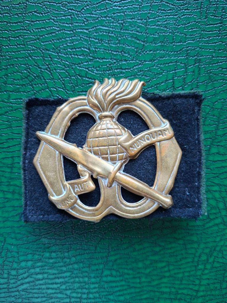 Oud model baretembleem/ Korps Commando Troepen/ KCT, Verzamelen, Militaria | Algemeen, Ophalen of Verzenden, Landmacht, Nederland