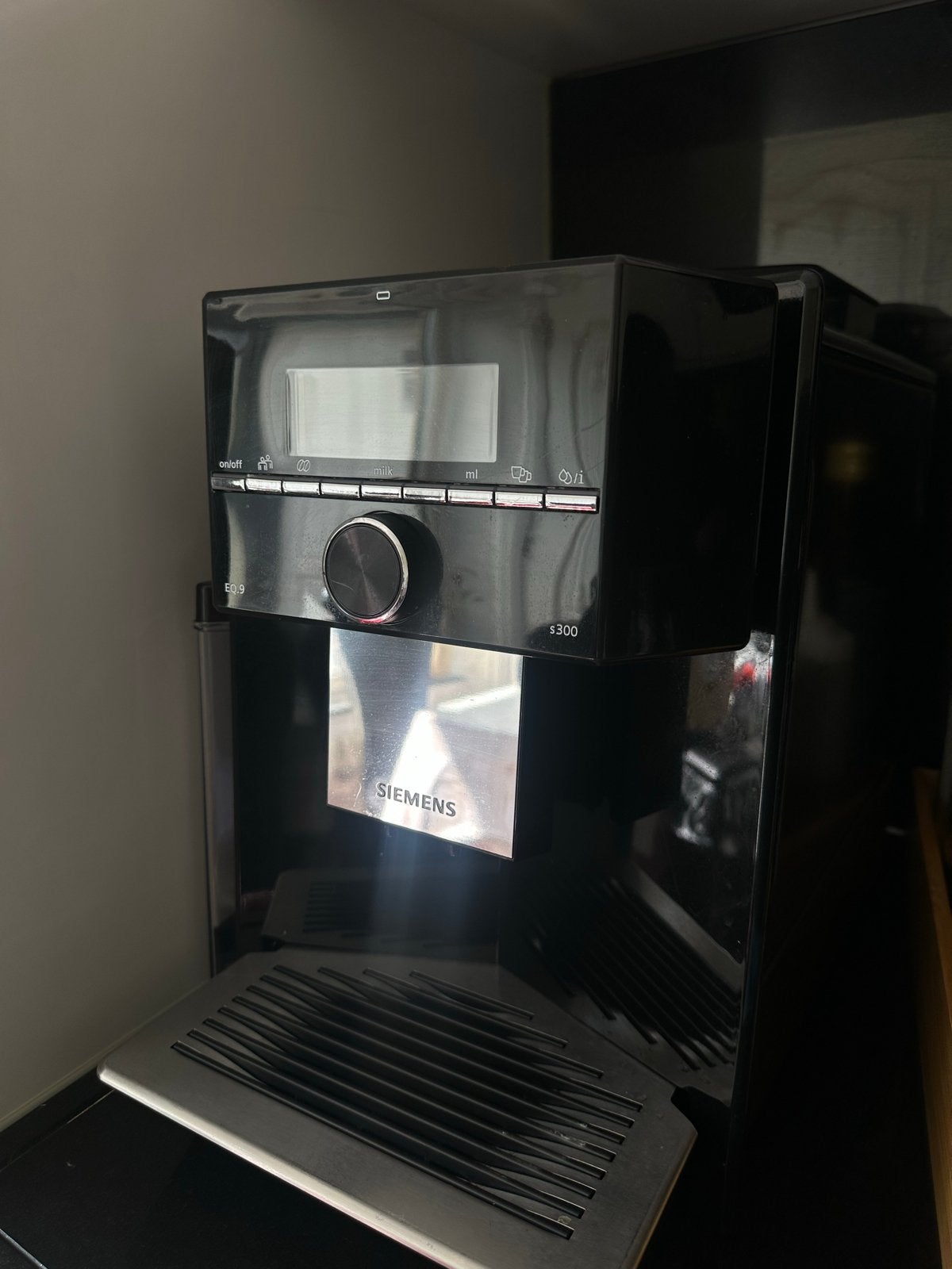 Siemens EQ.9 S300 - Zwart volautomatische espressomachine, Afneembaar waterreservoir, Espresso apparaat, 10 kopjes of meer, Gemalen koffie