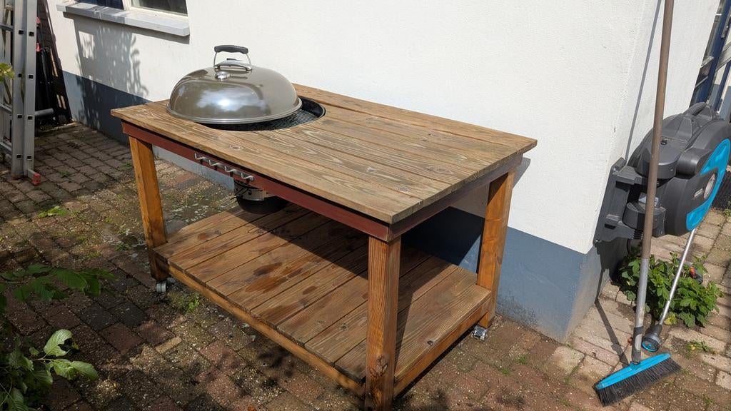 Weber Master-Touch 57cm BBQ met robuust houten meubel, Tuin en Terras, Houtskoolbarbecues, Ophalen, Gebruikt, Weber, Met accessoires