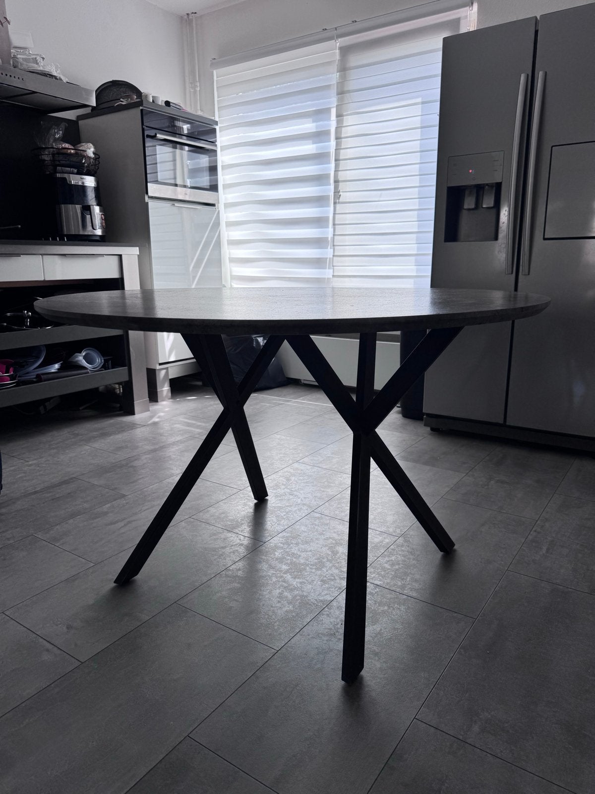 Ronde eettafel met betonlook blad en zwart onderstel, Huis en Inrichting, Tafels | Eettafels, Ophalen, Gebruikt, 100 tot 150 cm