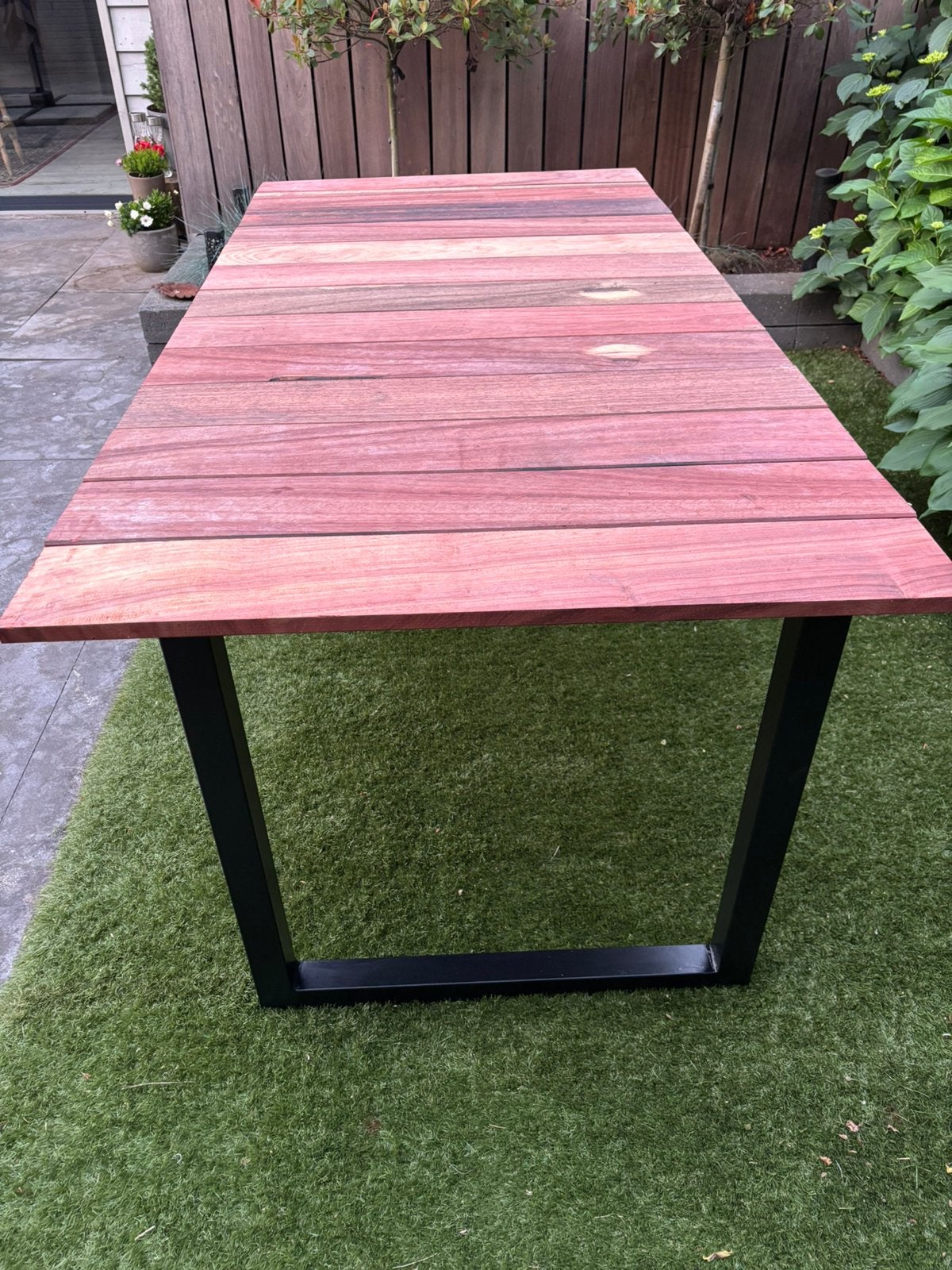 Hard houten tuintafel met ijzer onderstel, Ophalen, Zo goed als nieuw, Rechthoekig, Hout