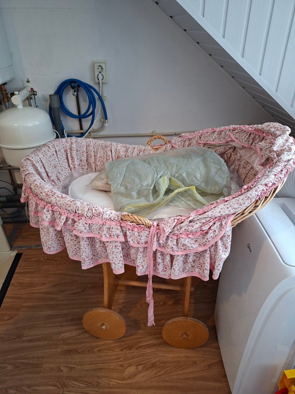 klassieke kinderwieg met houten onderstel en rieten mand, Ophalen, Zo goed als nieuw, Wieg