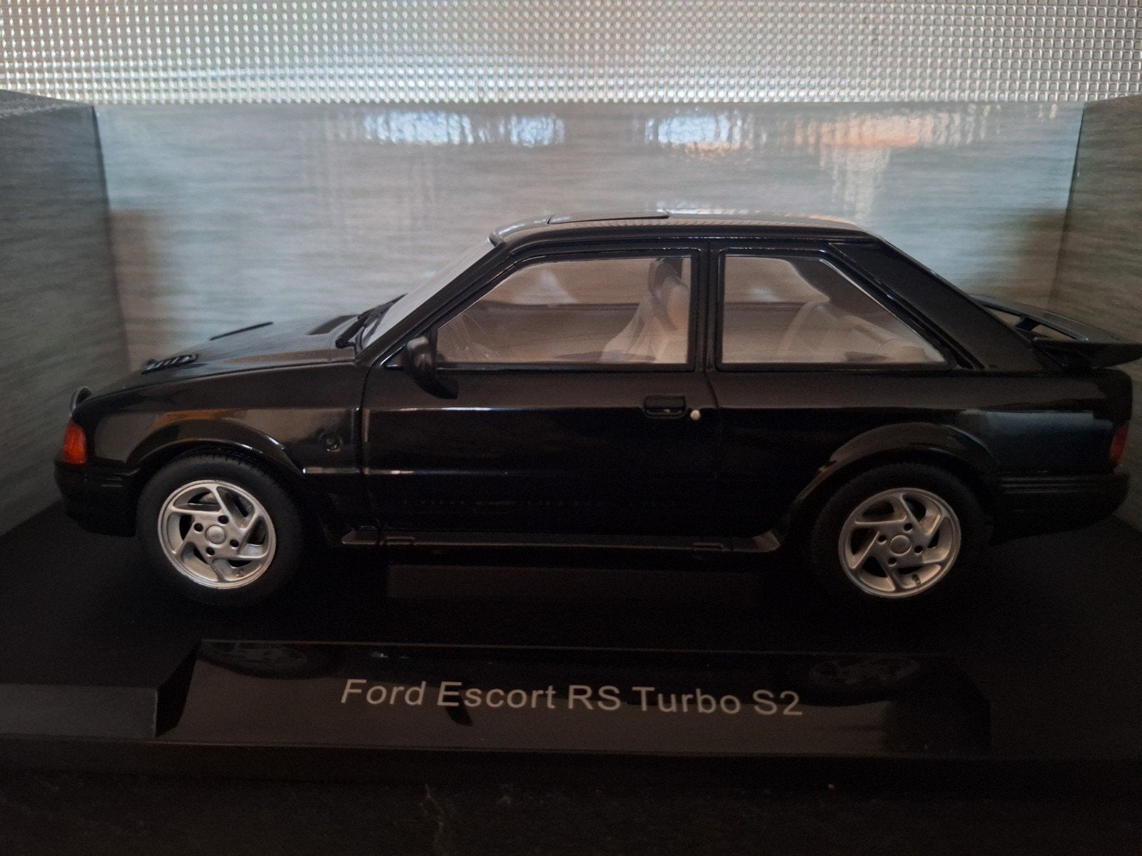 Ford Escort MK4 RS Turbo 1982 Schaal 1:18, Overige merken, MCG, Nieuw, Ophalen of Verzenden