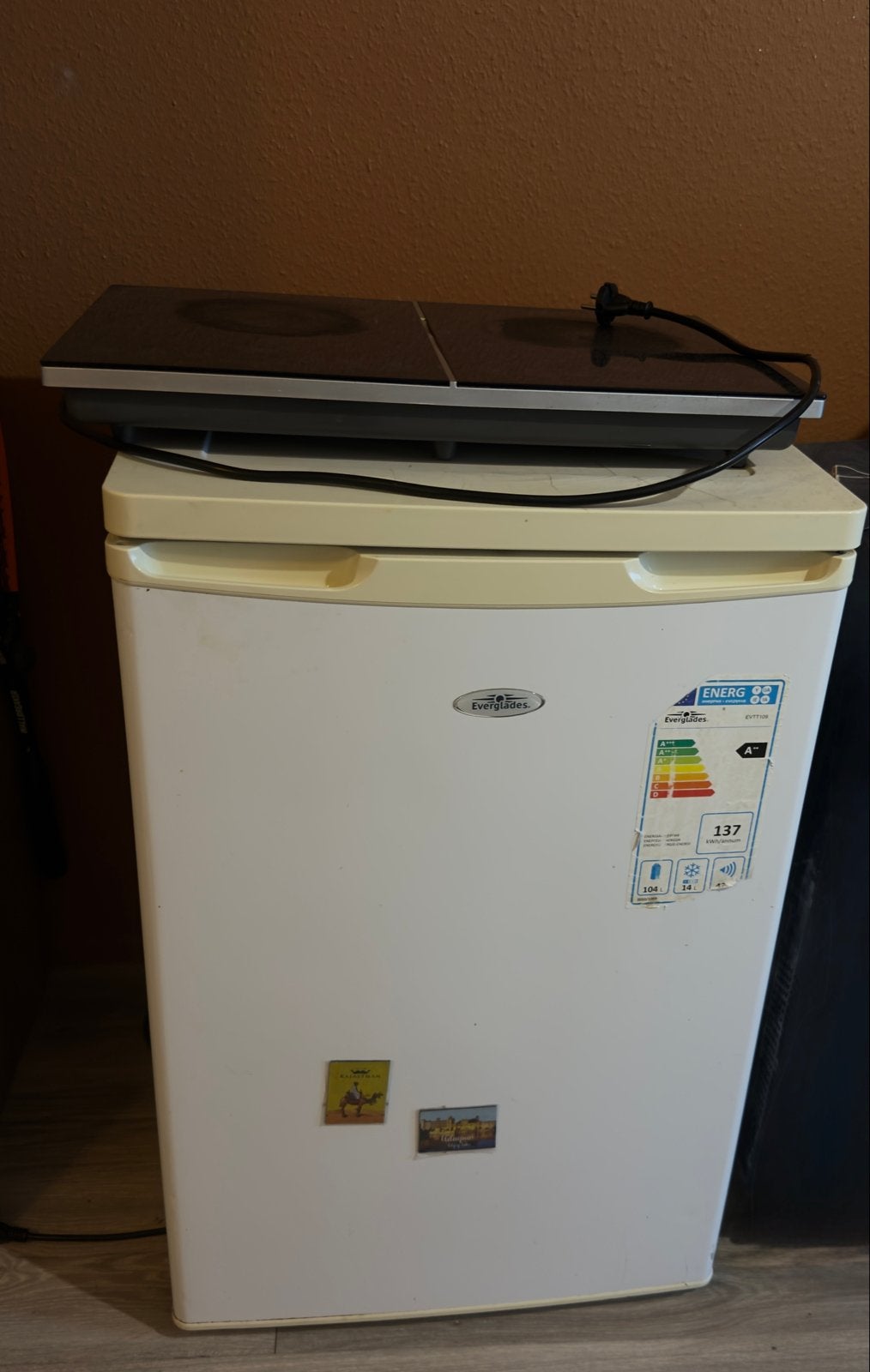 Inductiekookplaat Koenic KP2432 en Koelkast Everglades 104L, 100 tot 150 liter, Energieklasse A of zuiniger, 45 tot 60 cm, Ophalen