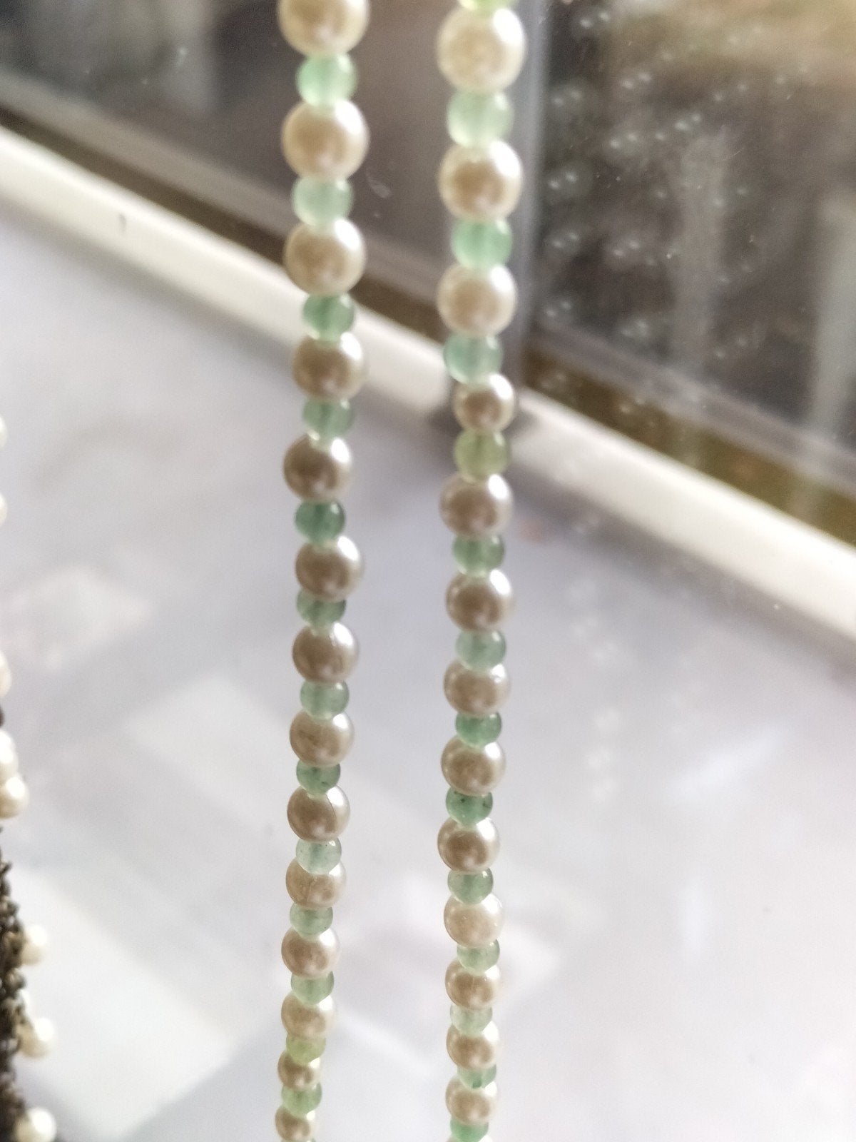 Elegante parelketting met groene stenen, Overige materialen, Ophalen of Verzenden, Zo goed als nieuw, Met edelsteen