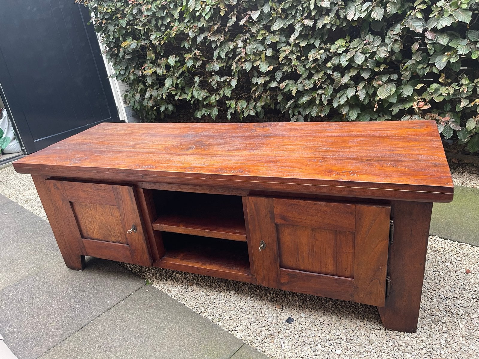 Massief houten tv-meubel met 2 deurtjes en open vak, Ophalen, Gebruikt, 150 tot 200 cm, Minder dan 100 cm