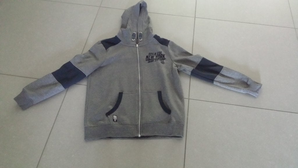 Stoere grijze vest  met rits voor jongens, Trui of Vest, Ophalen of Verzenden, Zo goed als nieuw, Onbekend