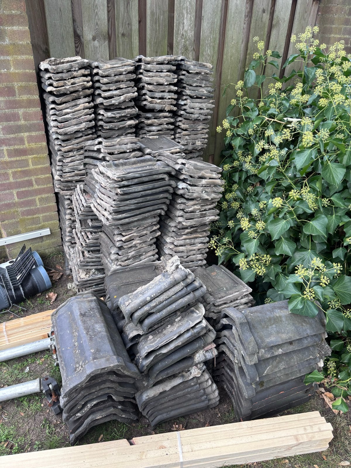 Kruispannen (280 stuks) + nokvorsten (19 stuks), Ophalen, Gebruikt, Steen of Klei, 15 m² of meer