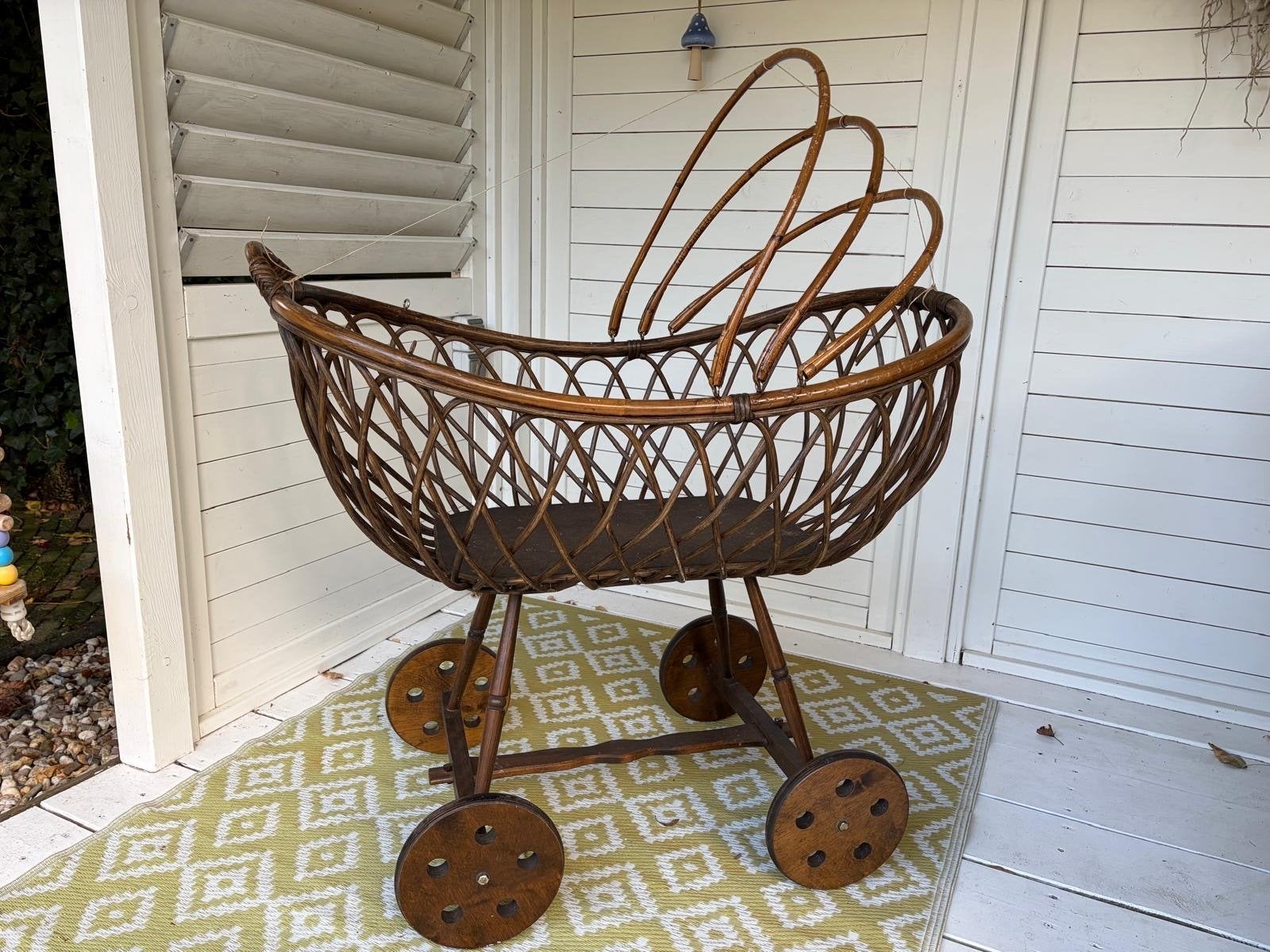 Vintage rotan wieg op wielen, Antiek en Kunst, Ophalen