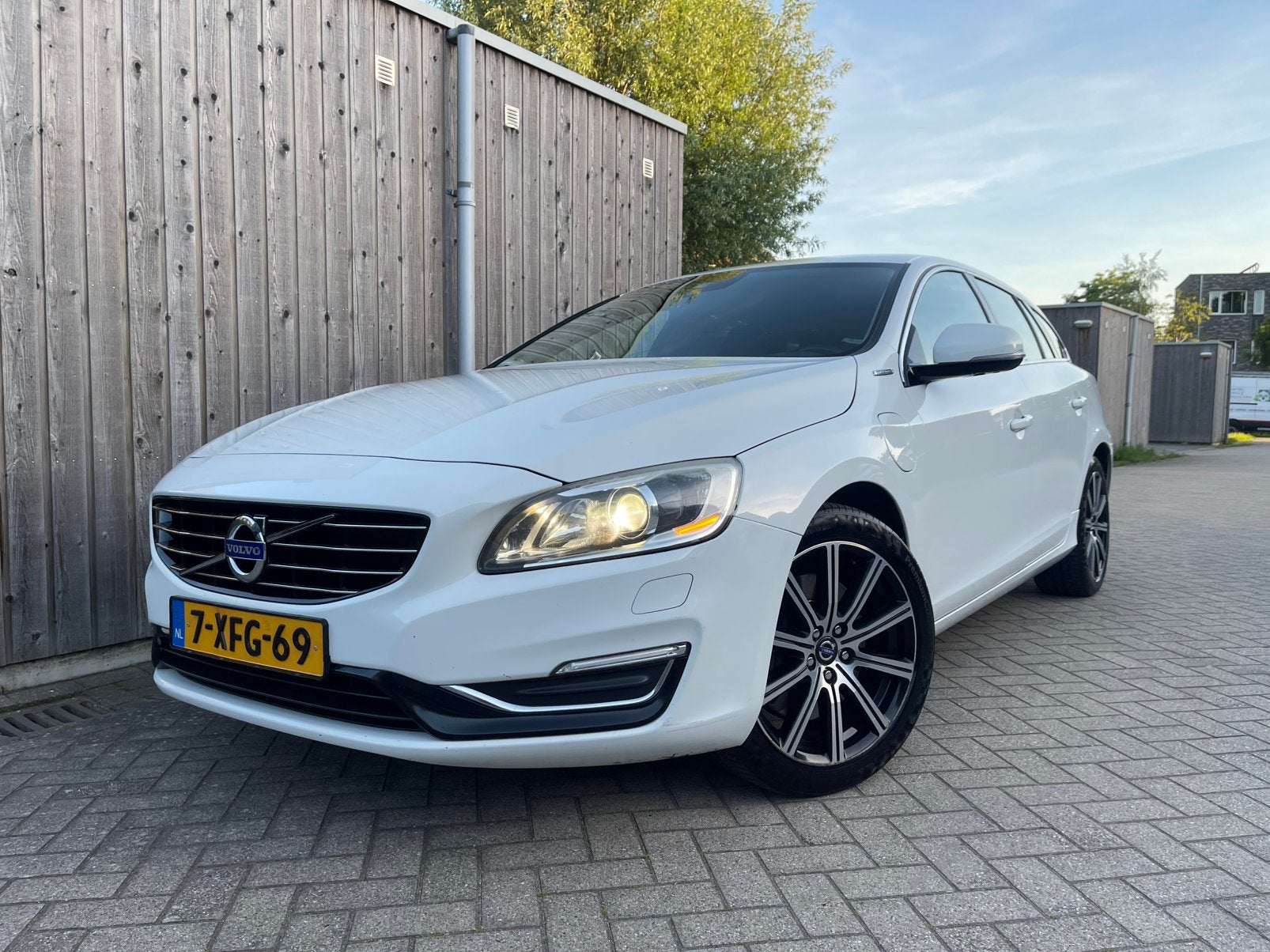 Volvo V60 D6 215pk Plug-in Hybrid Xenon/Navi/PDC/Leder/Apk!, 1849 kg, 1800 kg, Wit, Particulier