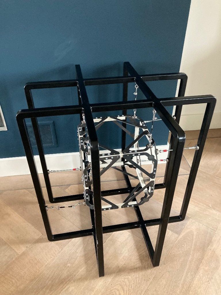 Kunstobject stalen frame met kubus, kan ook als tafel, Antiek en Kunst, Kunst | Designobjecten, Ophalen, Zwart, Handgemaakt, Metaal