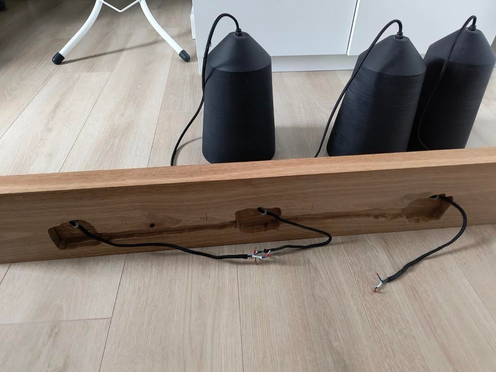 Hanglamp met 3 zwarte lampen aan houten plank, Ophalen