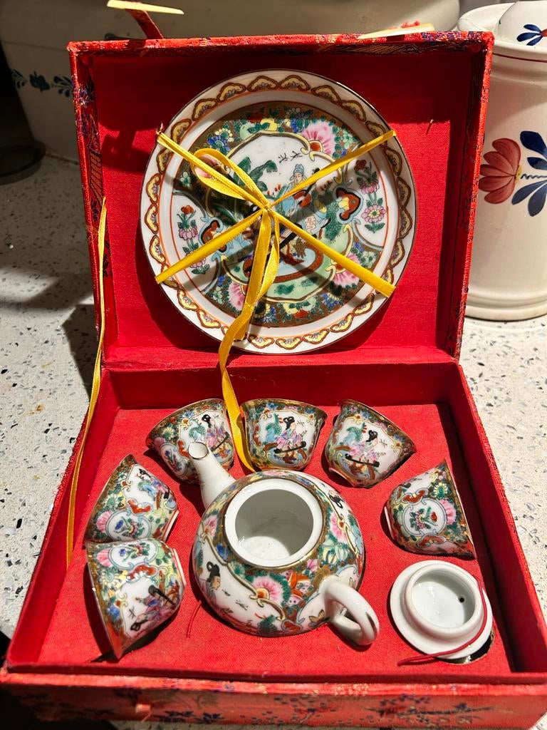 Chinees miniatuur theeset Famille Rose in rode doos, Ophalen of Verzenden