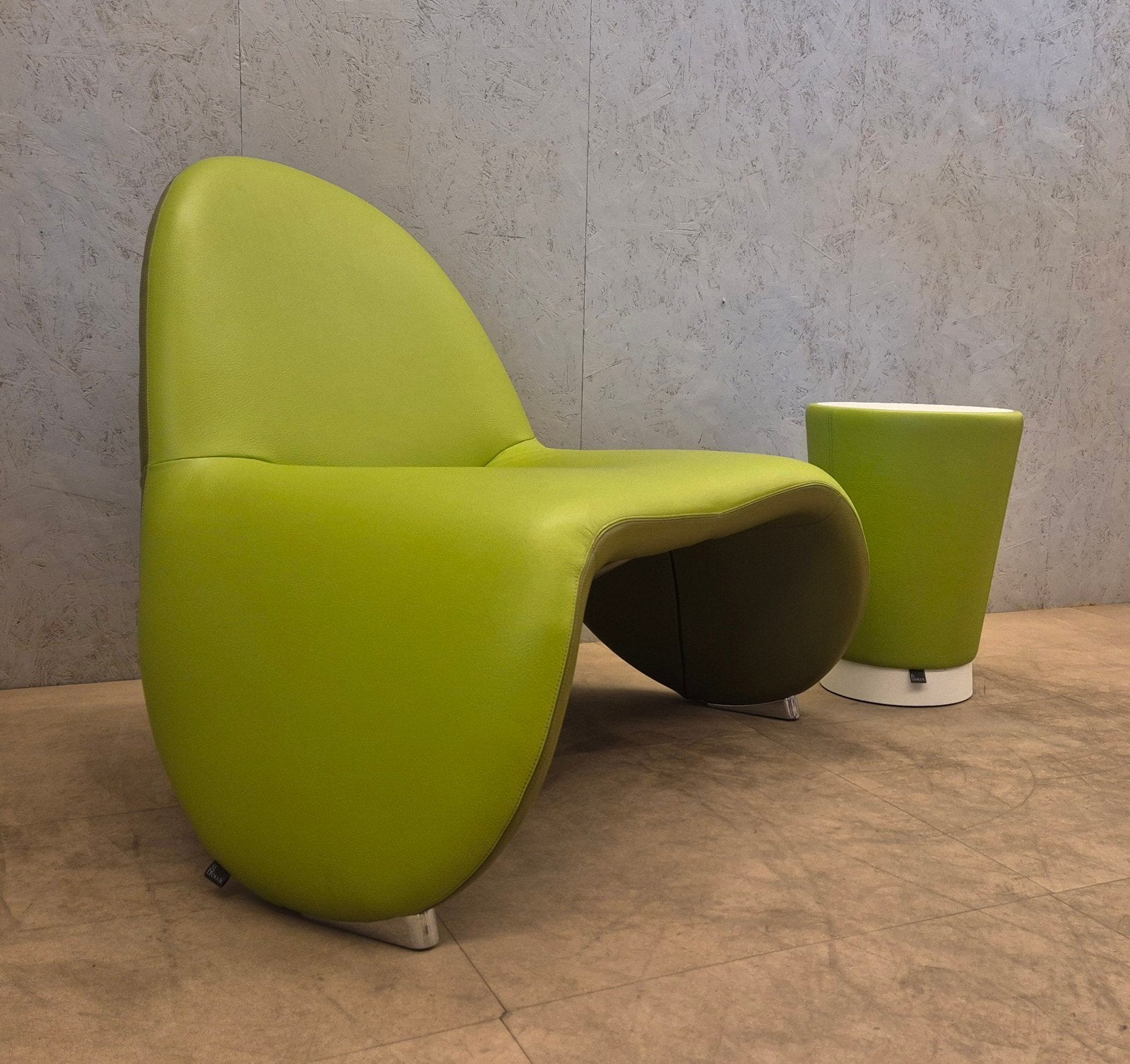 Leolux Stella fauteuil + Barillo poef groen leer design, Huis en Inrichting, Fauteuils, Ophalen, Leolux, Zo goed als nieuw, 75 tot 100 cm