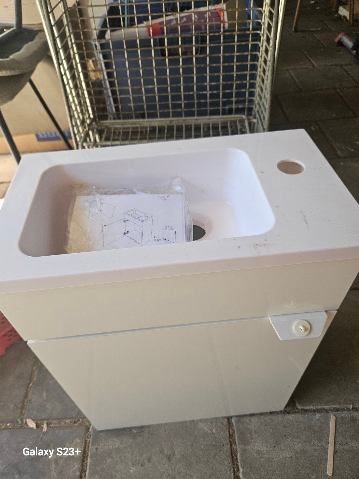Wit toiletkastje met deurtje en wasbak, Ophalen