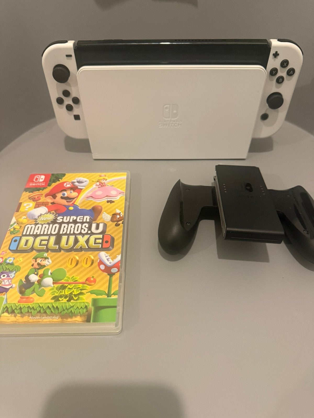 Nintendo switch OLED + Mario bros game MOET SNEL WEG!, Spelcomputers en Games, Spelcomputers | Nintendo Switch, Zo goed als nieuw